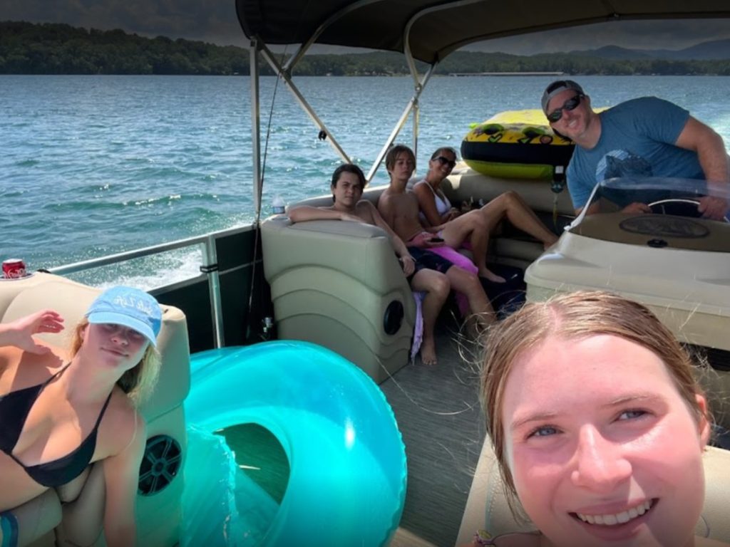my pontoon boat rental experience with Toonz of Blue Ridge was nothing short of exceptional. From the friendly and knowledgeable staff to the well-maintained boat and stunning lake, every aspect of this rental exceeded my expectations.